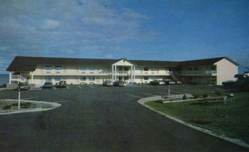 Quality Inn Lakefront (Heritage Inn Motel) - Vintage Postcard